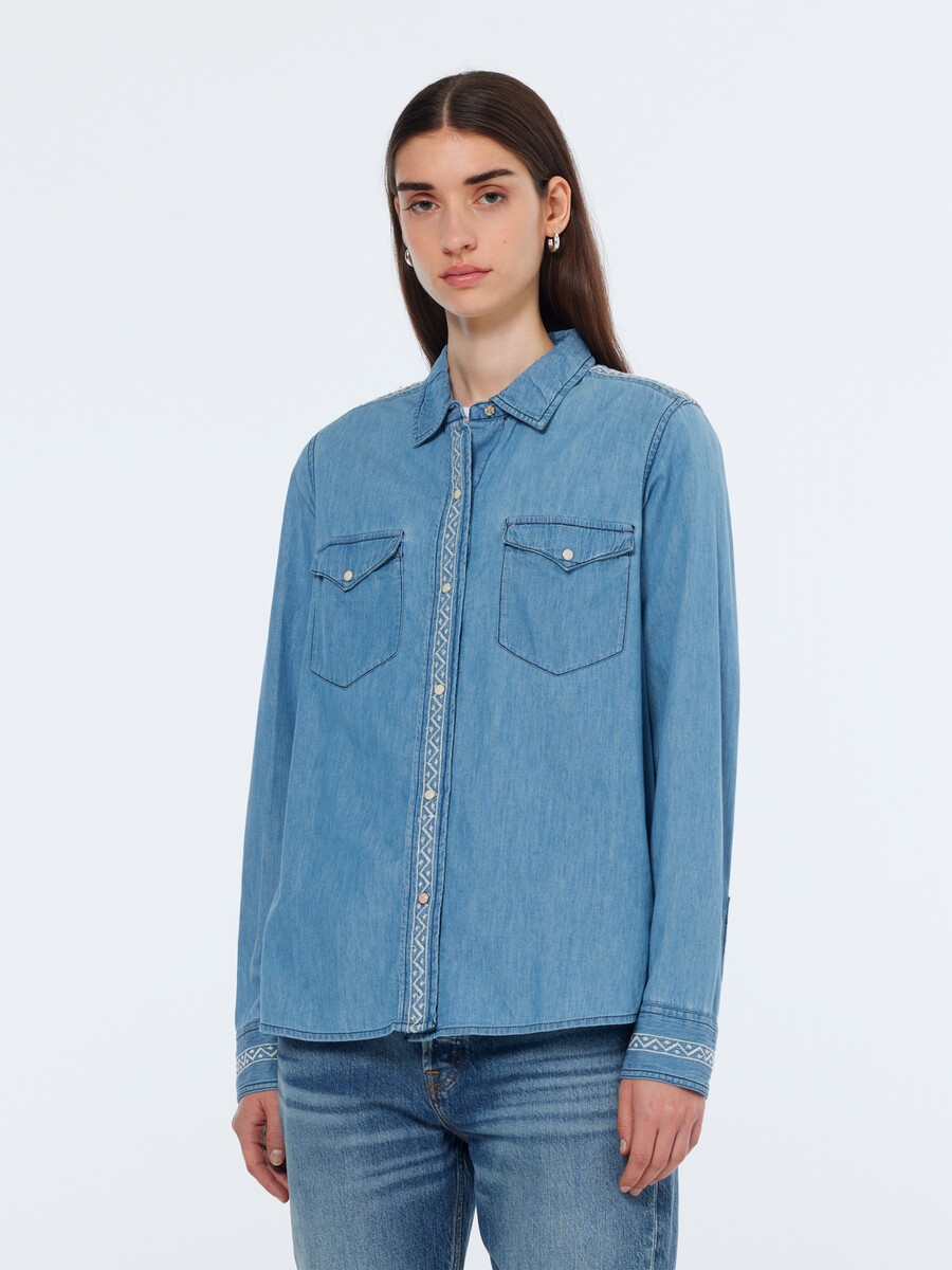 urtvättad lätt denimskjorta