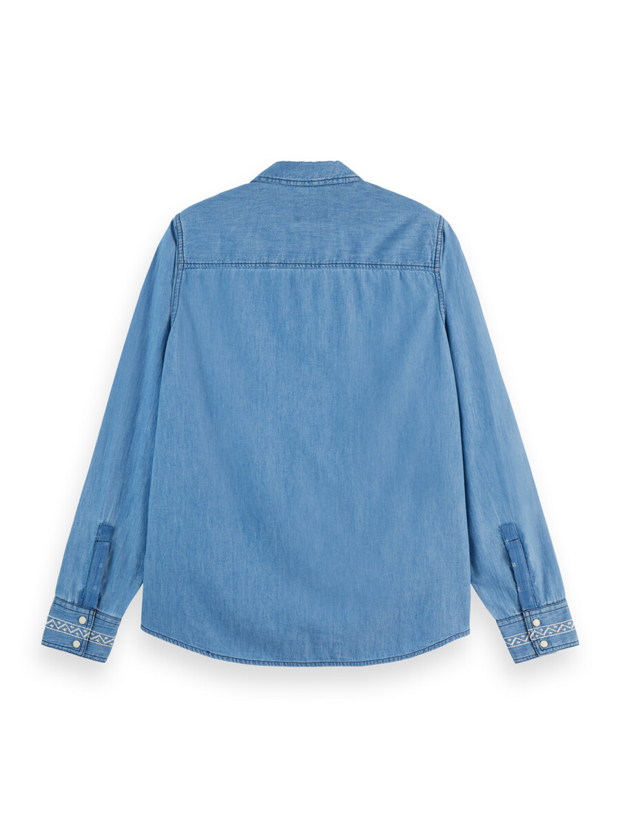 urtvättad lätt denimskjorta