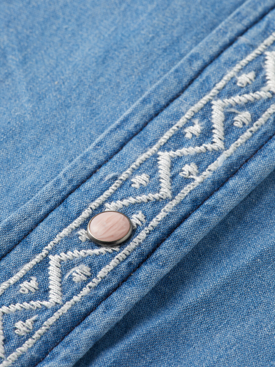 urtvättad lätt denimskjorta