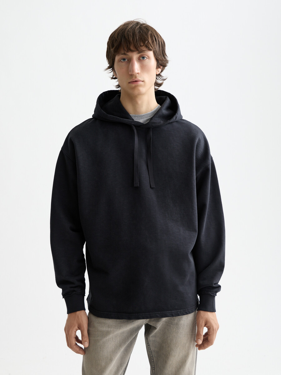 essentials — hoodie med broderad logotyp