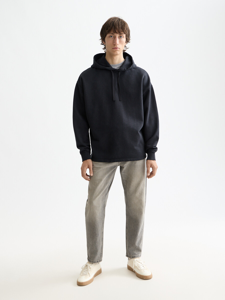 essentials — hoodie med broderad logotyp