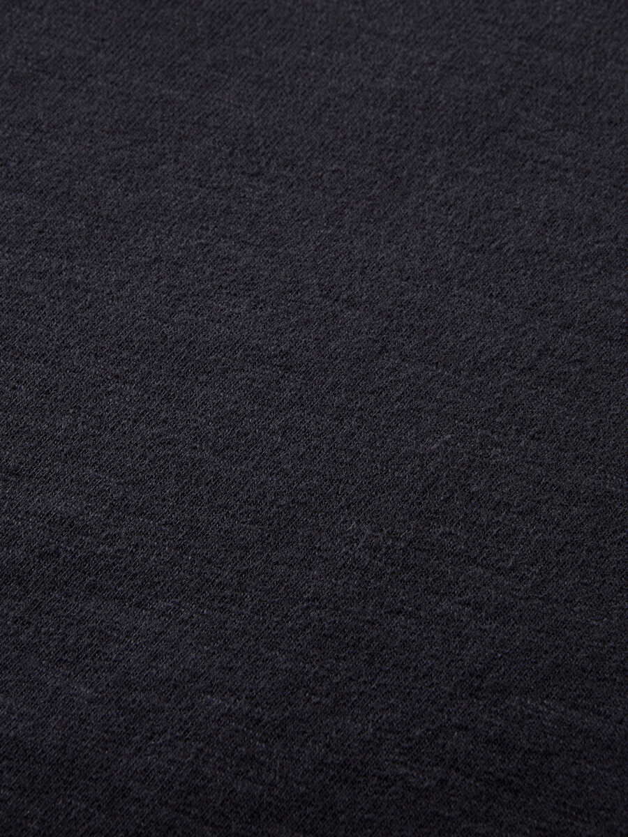essentials — hoodie med broderad logotyp