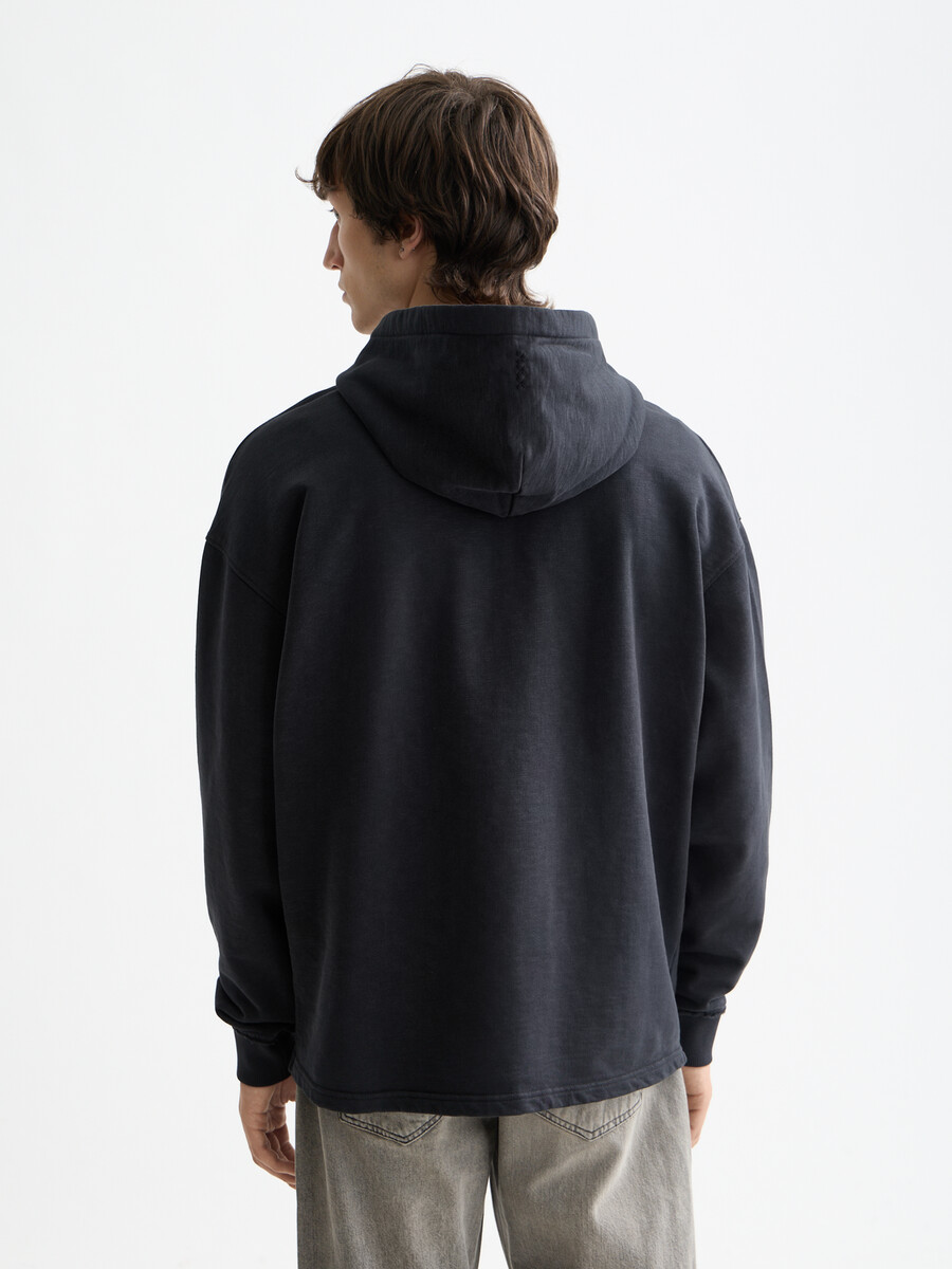 essentials — hoodie med broderad logotyp