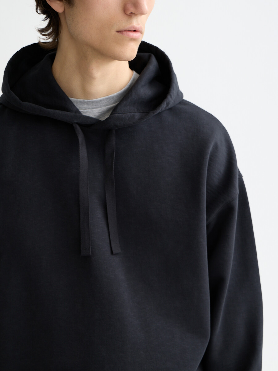 essentials — hoodie med broderad logotyp