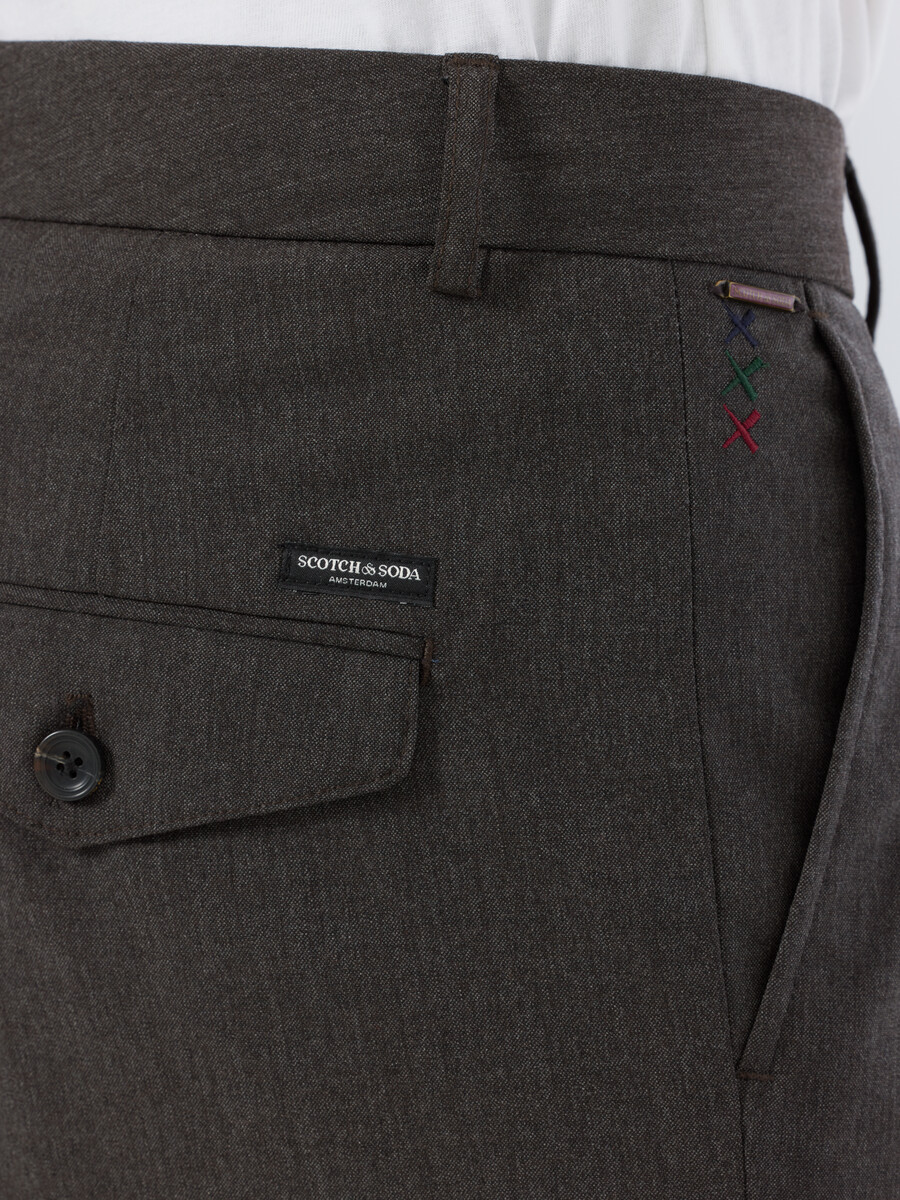fickdetalj vid passform melerad chino