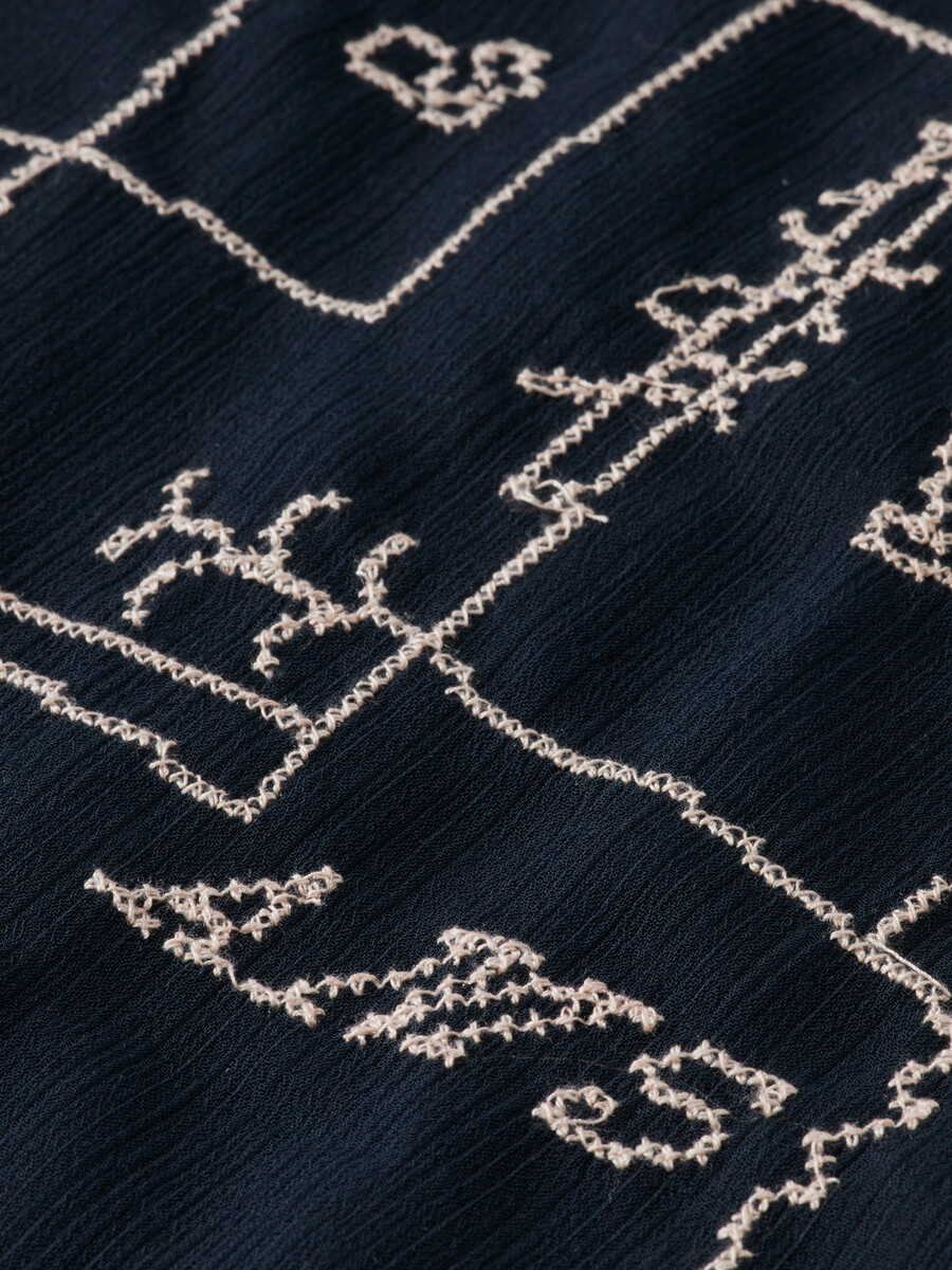 broderad midiklänning med korsstygn
