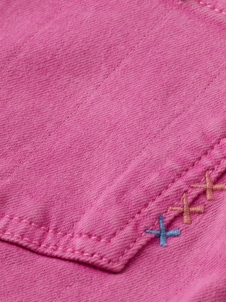 flickjeans med vida ben i färgade plagg