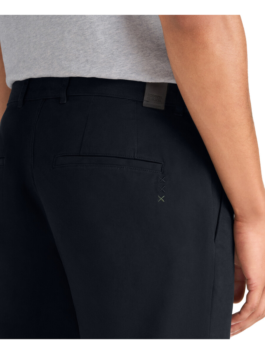 essentials — drift chino i bomullsblandning i twill