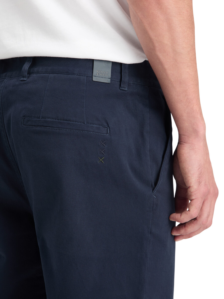essentials — drift chino i bomullsblandning i twill