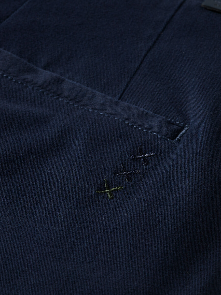 essentials — drift chino i bomullsblandning i twill