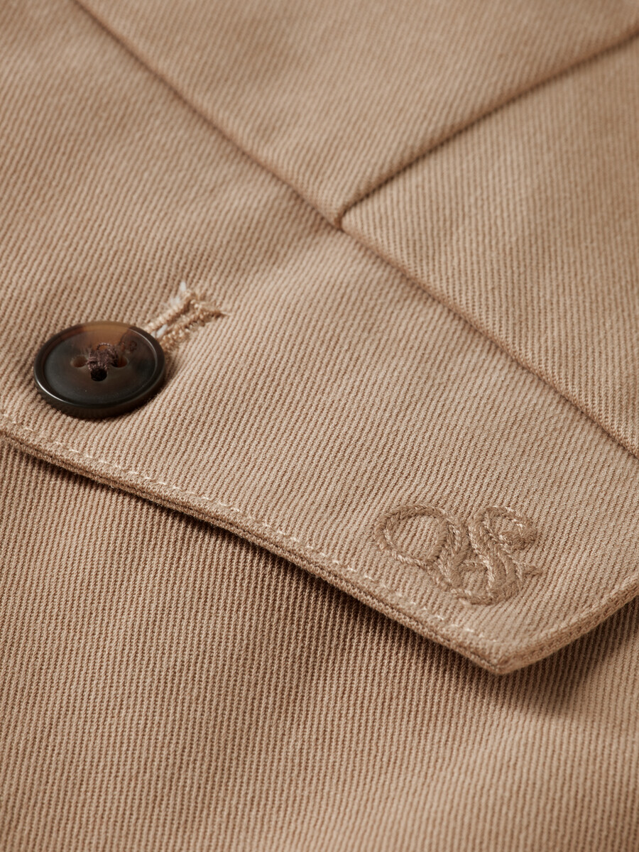 plisserad chino i bomulllyocell-twill med rak passform