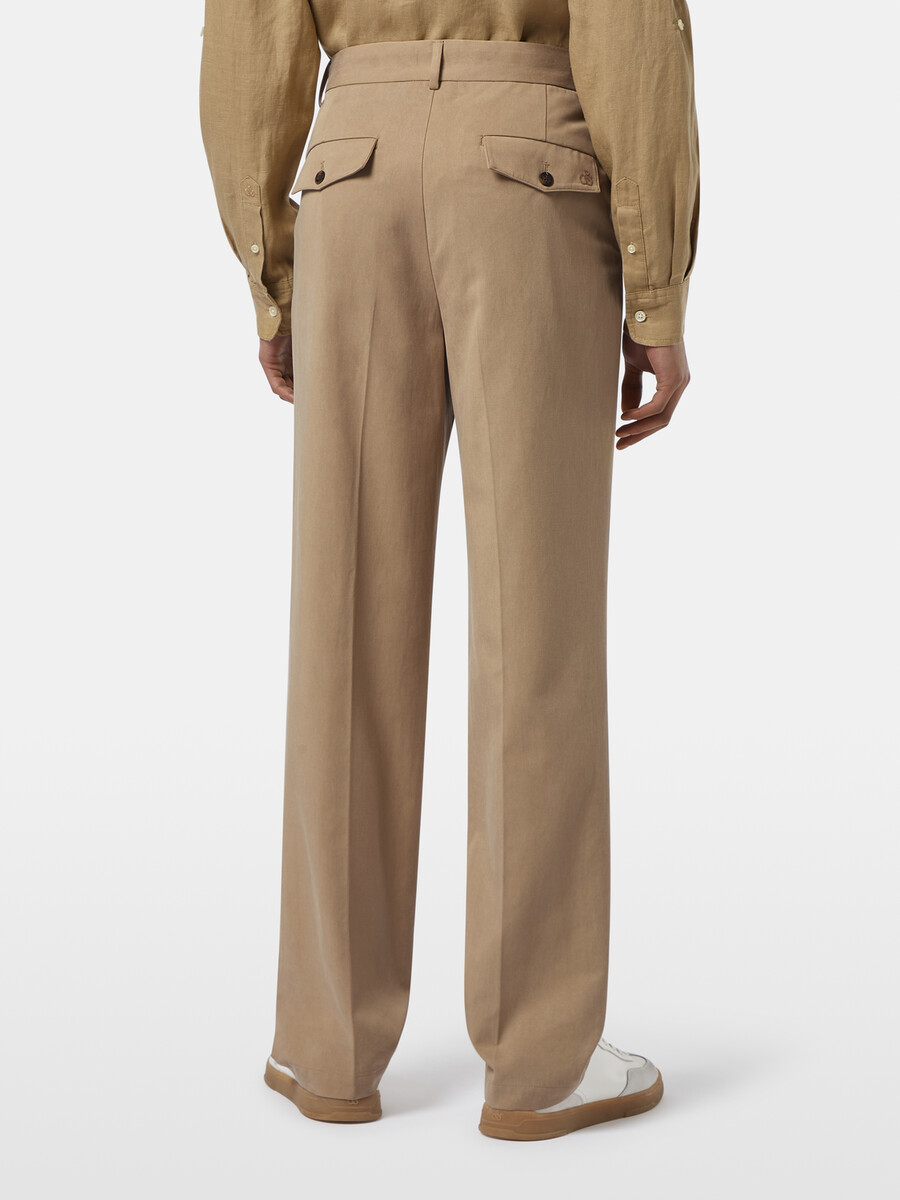 plisserad chino i bomulllyocell-twill med rak passform