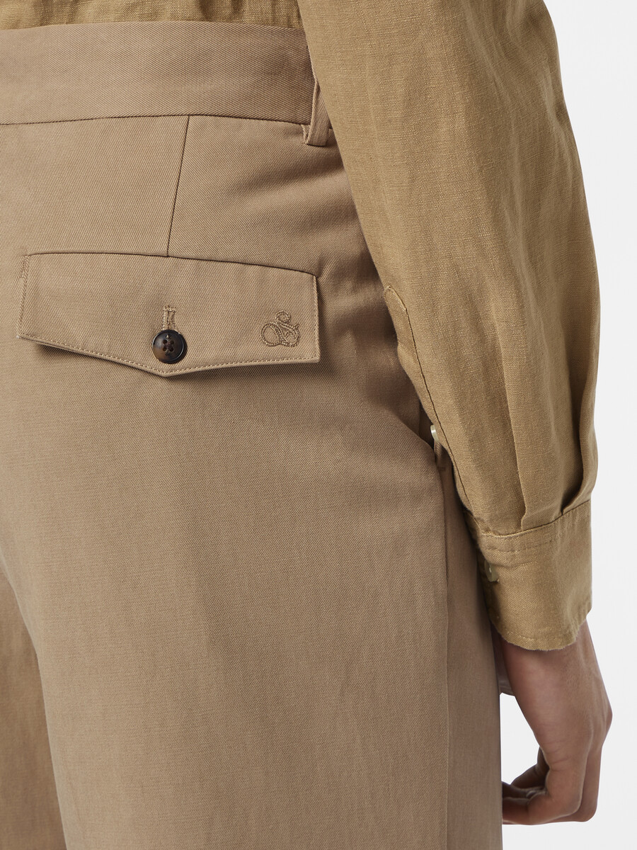 plisserad chino i bomulllyocell-twill med rak passform