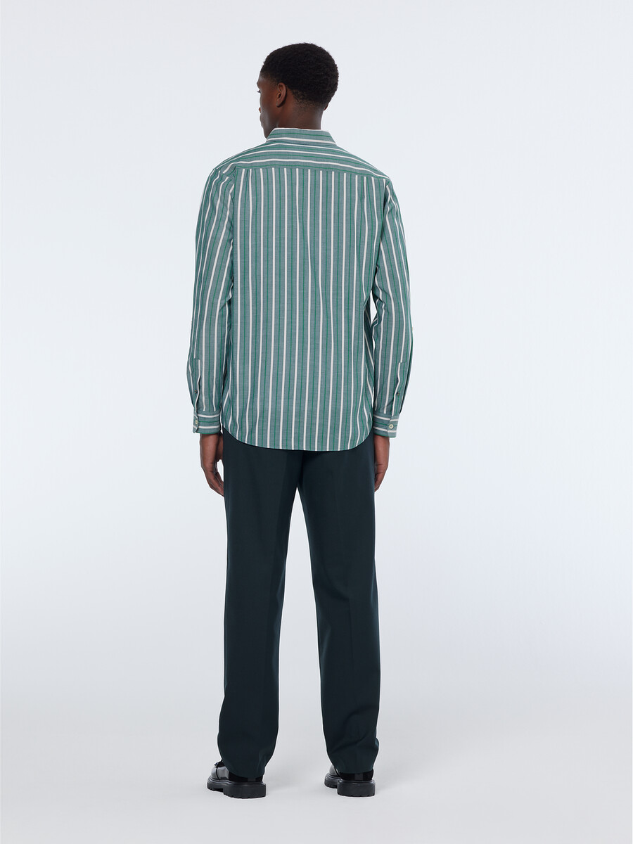 skjorta med randig dobby-mönster och normal passform