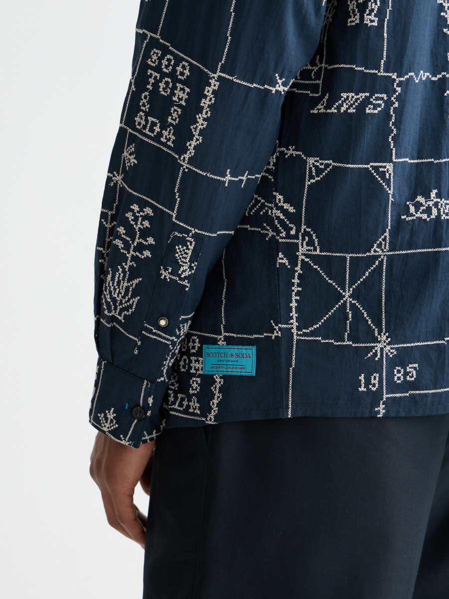 heltäckande broderad skjorta