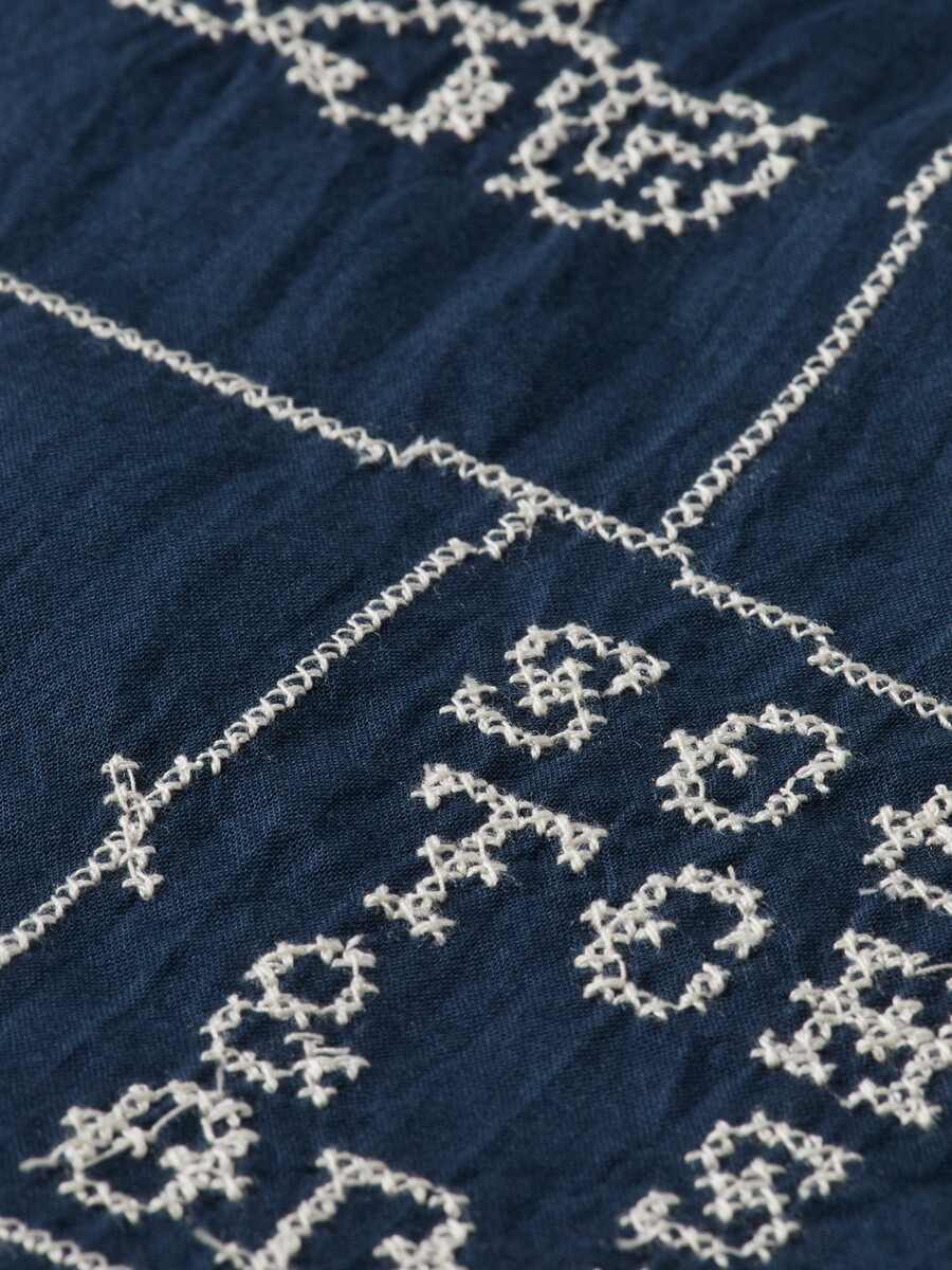 heltäckande broderad skjorta