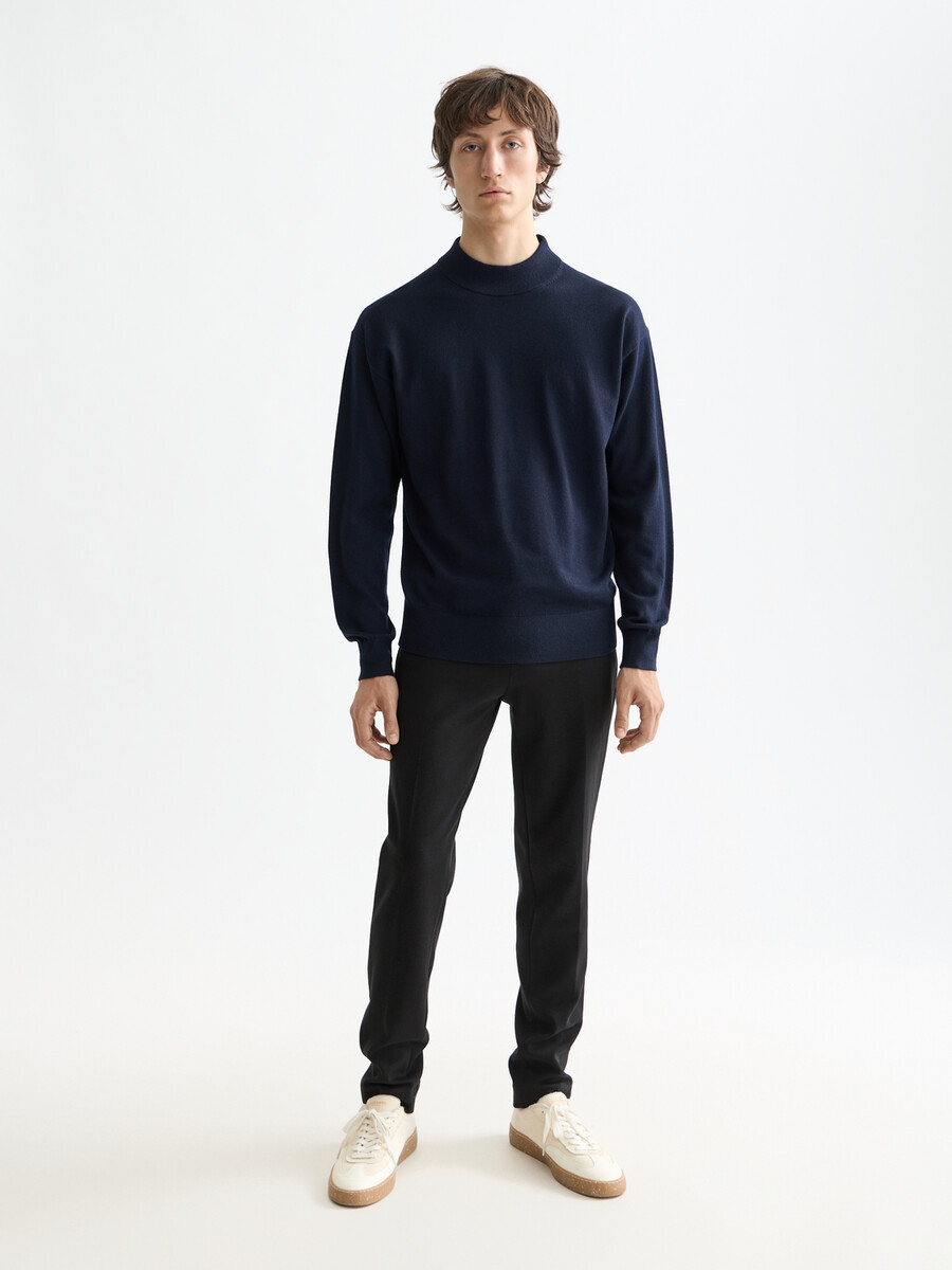 essentials — nedsänkt axlarpullover med hög halsringning