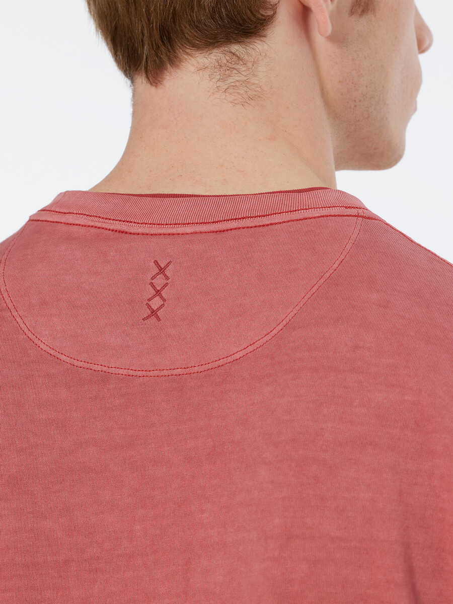 t-shirt med avslappnad passform i färgad färg