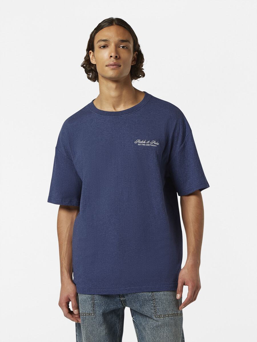t-shirt med logotyp och lös passform