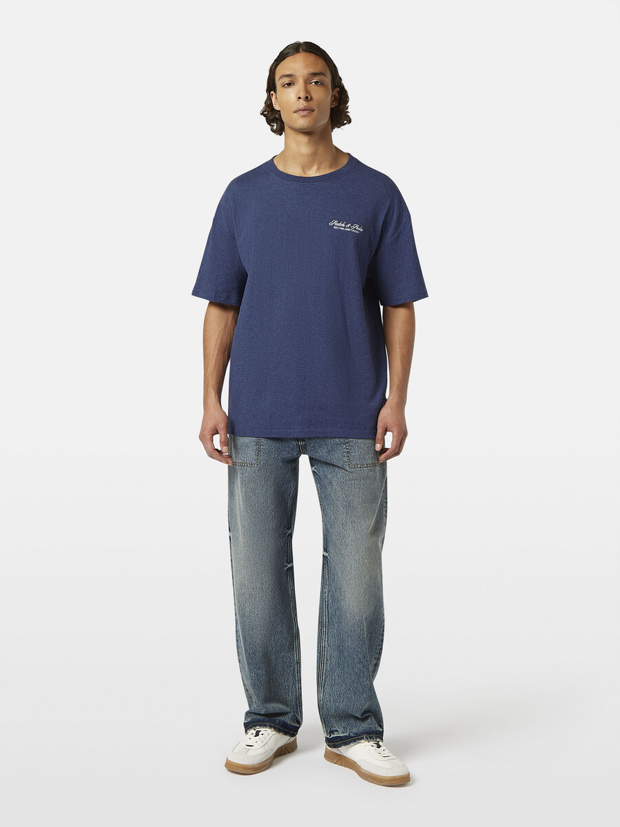 t-shirt med logotyp och lös passform