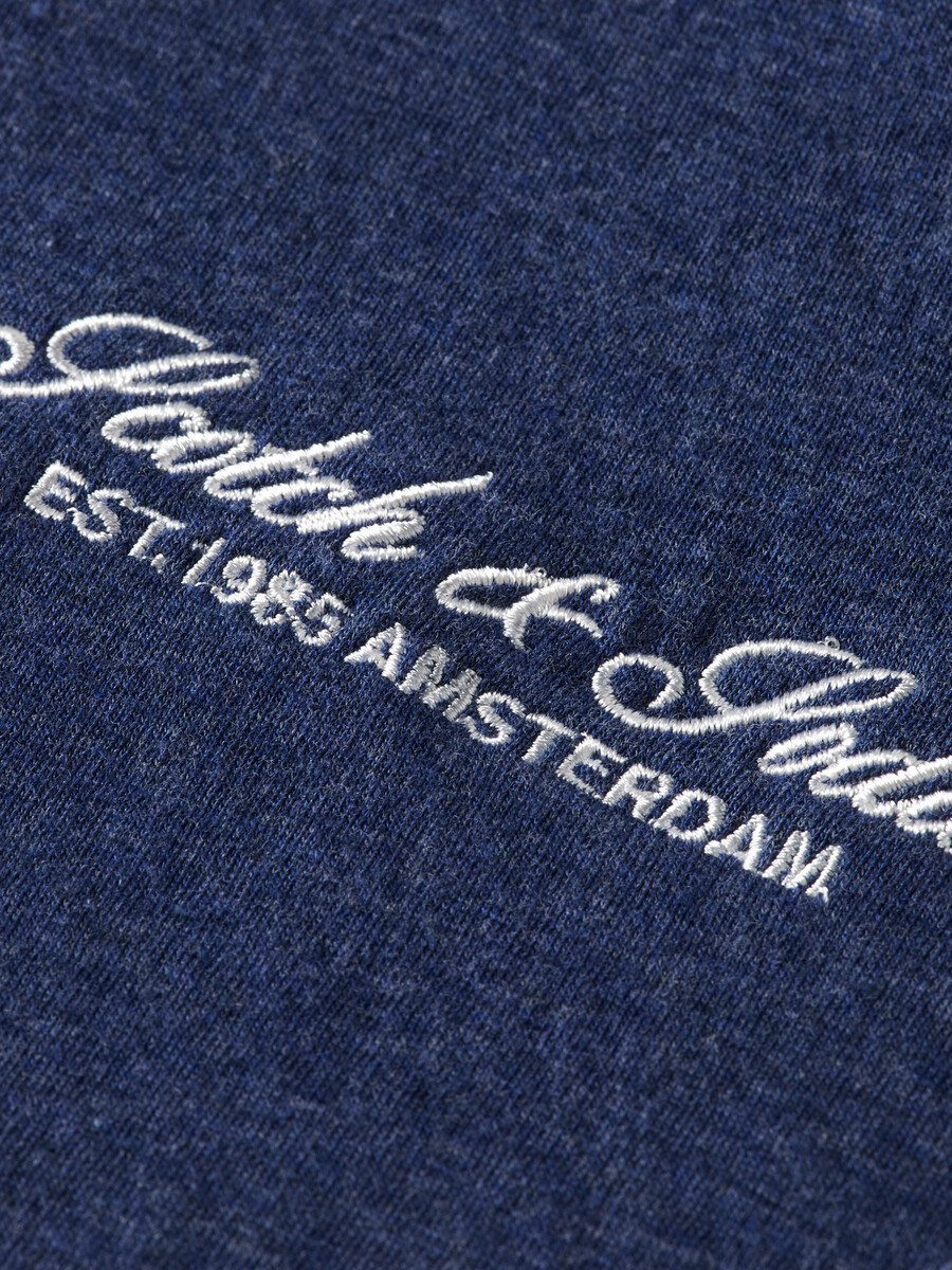 t-shirt med logotyp och lös passform