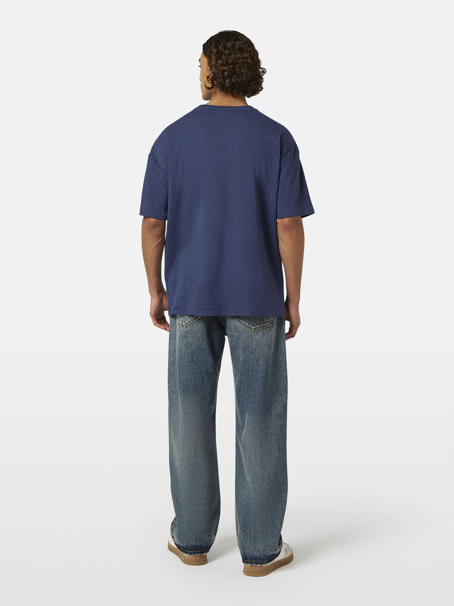 t-shirt med logotyp och lös passform