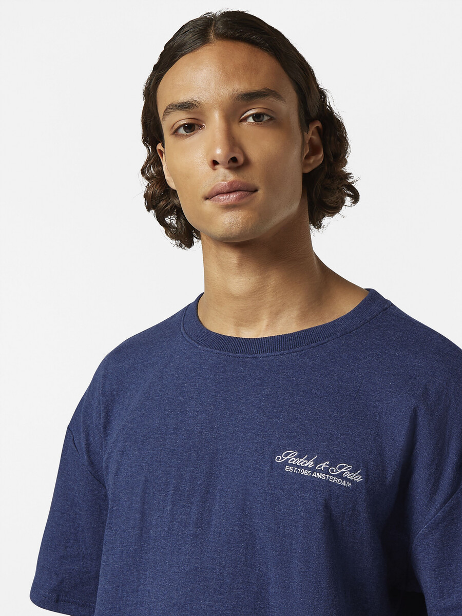 t-shirt med logotyp och lös passform