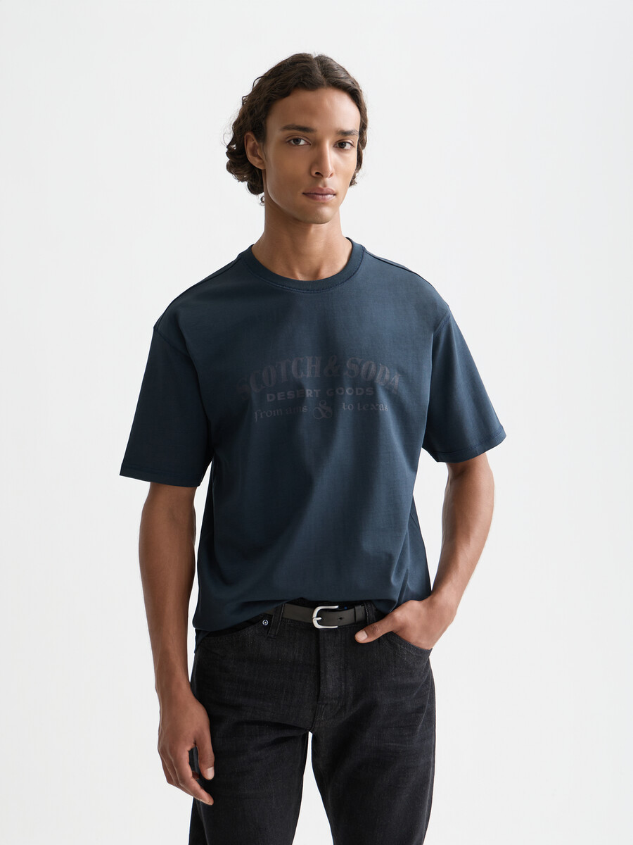 t-shirt med avslappnad passform och konstverk framtill