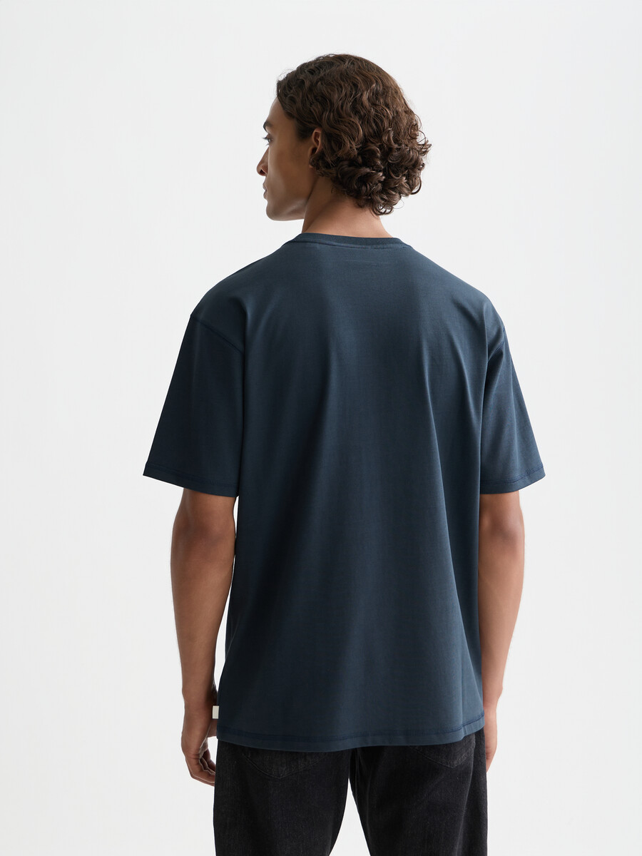 t-shirt med avslappnad passform och konstverk framtill