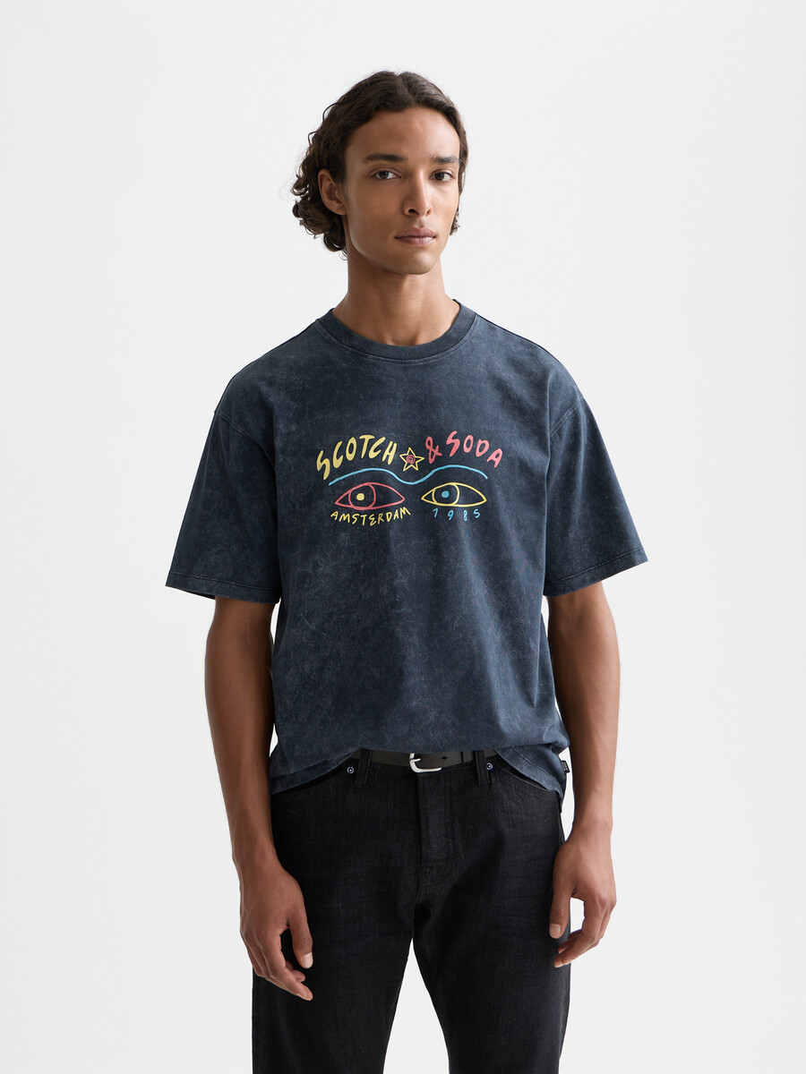 t-shirt med avslappnad passform och snötvättad mönster framtill