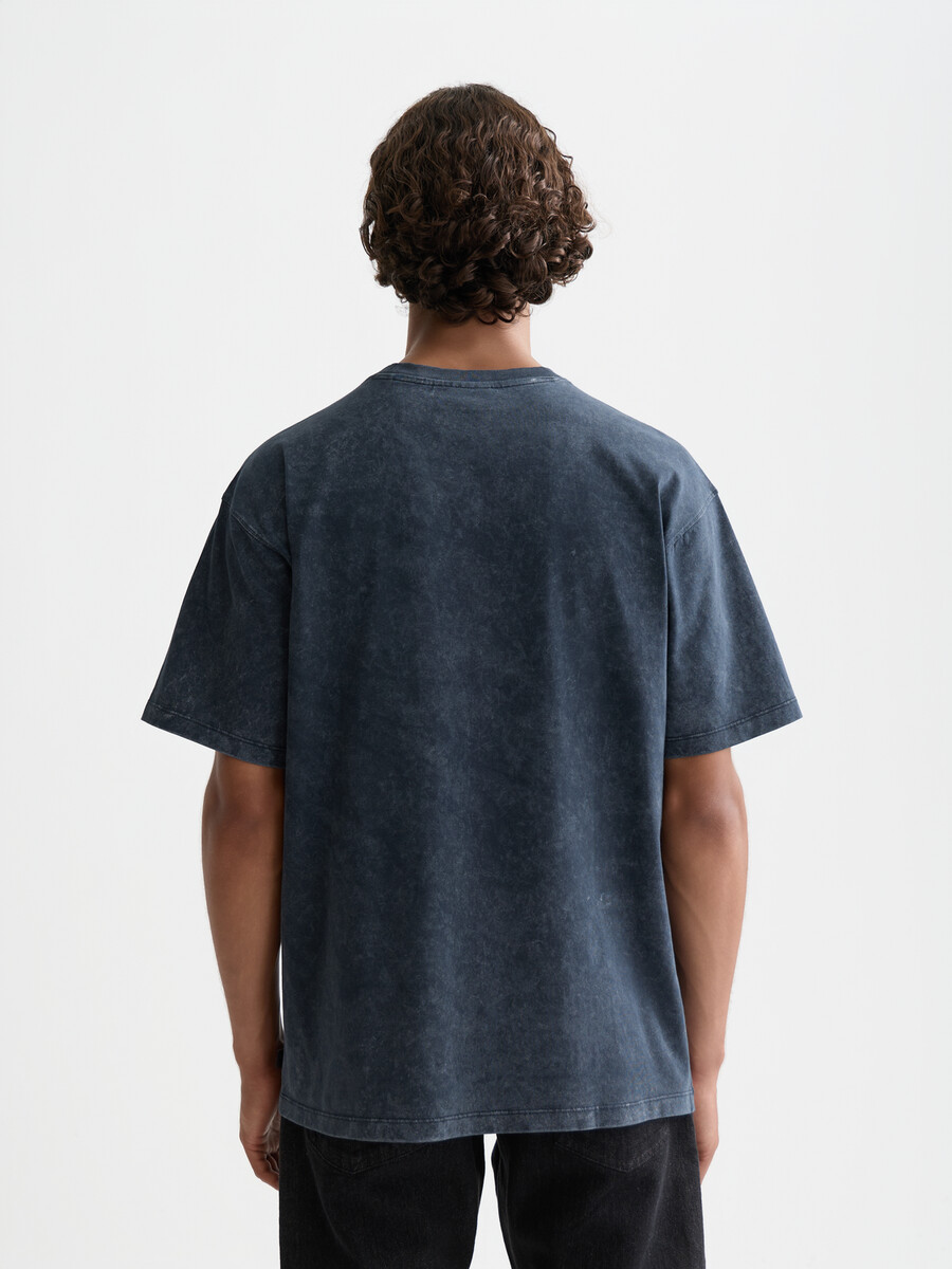 t-shirt med avslappnad passform och snötvättad mönster framtill
