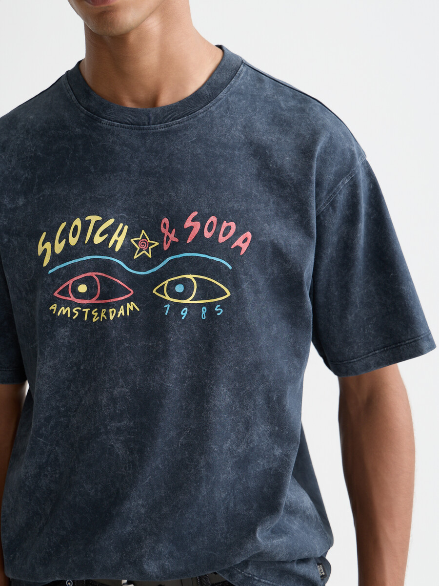 t-shirt med avslappnad passform och snötvättad mönster framtill