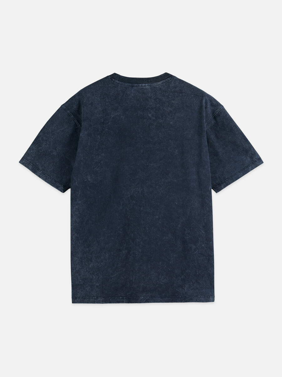 t-shirt med avslappnad passform och snötvättad mönster framtill