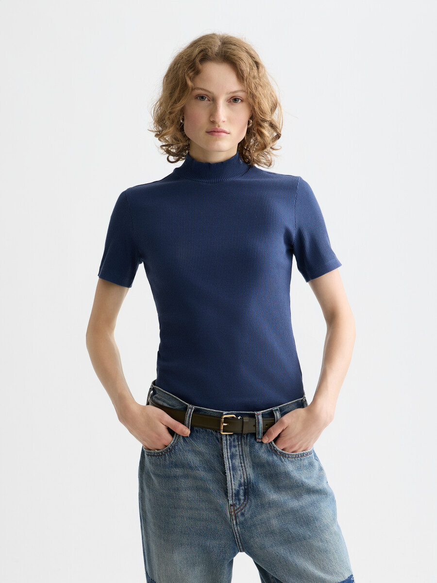 t-shirt med ribbstickad halsringning