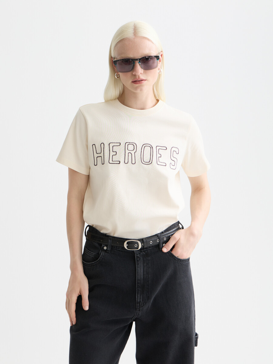 t-shirt med tvättad konstverk från 40-årsjubileumsstil i vanlig passform