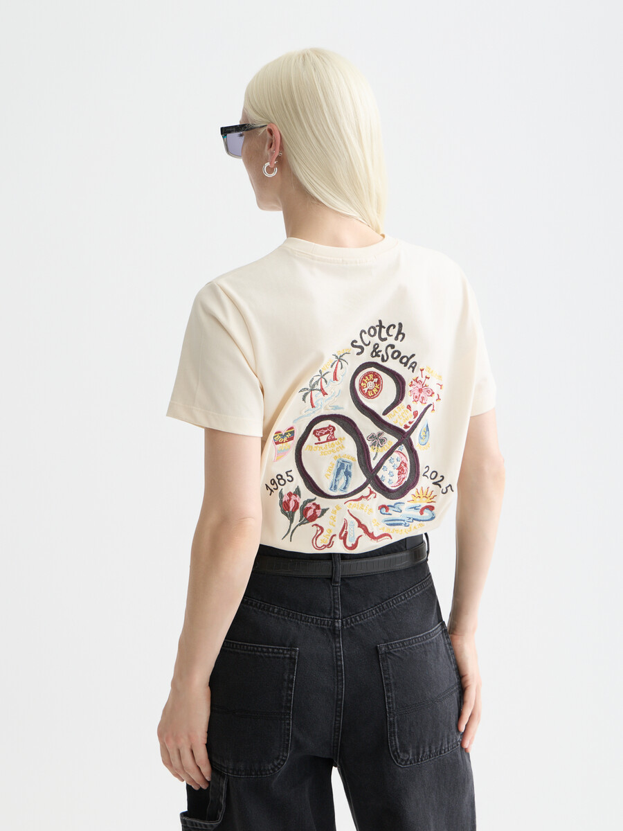t-shirt med tvättad konstverk från 40-årsjubileumsstil i vanlig passform