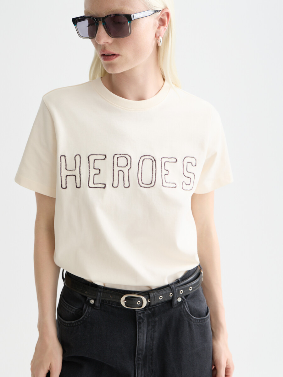t-shirt med tvättad konstverk från 40-årsjubileumsstil i vanlig passform